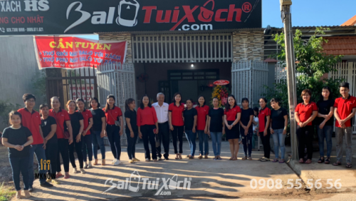 Đội ngũ nhân viên BaloTuiXach tại buổi lễ khai trương phân xưởng tại Long Khánh, Đồng Nai